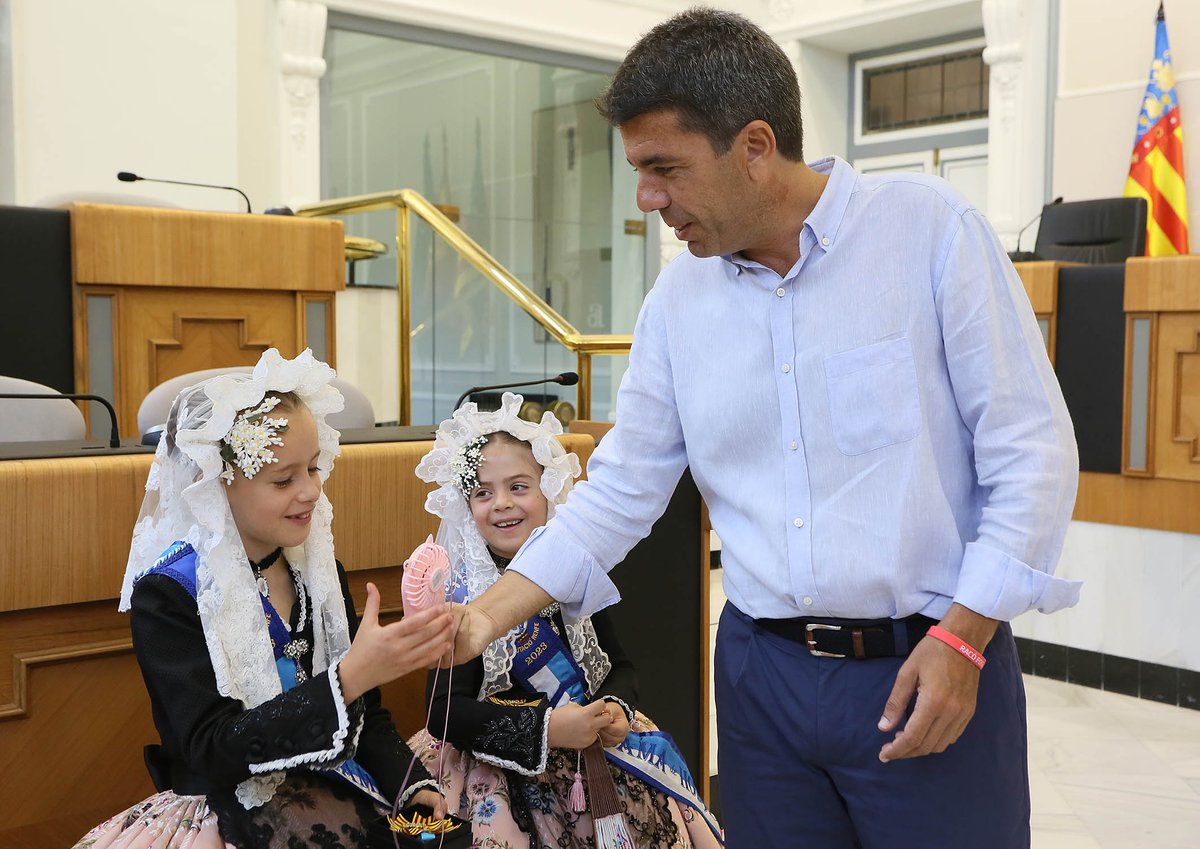 Como es tradición, recibimos en @dipualicante a la Bellesa Adulta y a la Infantil de la <a href="/FDiputacioRenfe/">F. Diputació Renfe</a>, Vanessa Molina e Irene Segura, y a sus Damas de Honor 🔥

Muy contentos con esta visita que llena de ambiente festivo y de color el #PalacioProvincial 🎉

#Fogueres2023