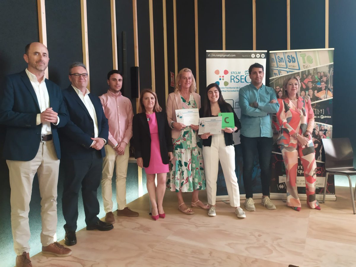 Ayer, en la Facultad de Farmacia de Albacete de la UCLM , se celebró la V Jornada Divulgativa y formativa  de la Química,  de la <a href="/RSEQ_ST_CLM/">RSEQstclm.bsky.social</a> en la que a Carla de  <a href="/IESALFONSOVIII/">IES ALFONSO VIII</a> se le entregó un obsequio por ser la primera de Cuenca en la Olimpiada de Química de este año.