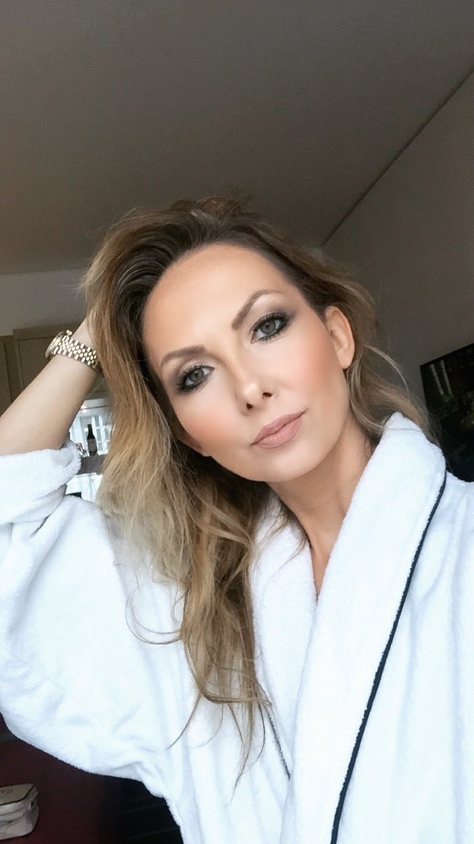 Hiya💋#ninataylor #model #handmodel #tvhost tvpresenter #fortyandfabulous #fortysomething #charlottetilburymakeup #makeup