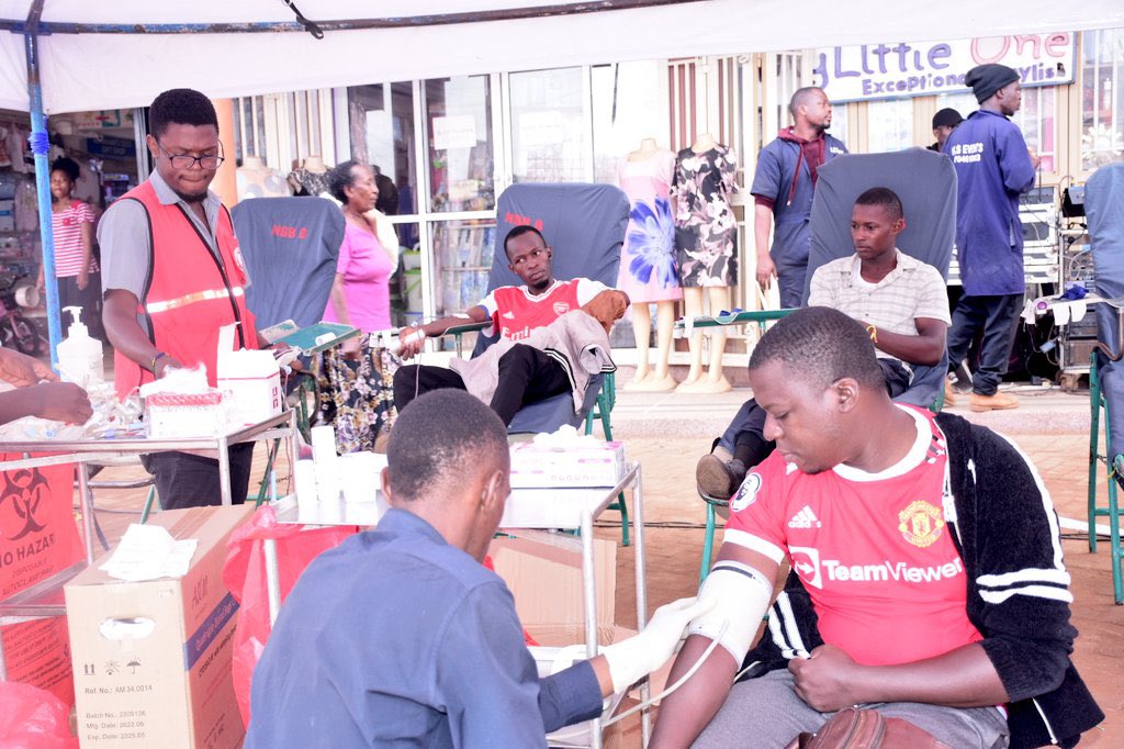 rhrn_ug's tweet photo. Just a reminder that the blood donation drive is on with some donors already set to share a life. Get time today and passby the multiple center in Gayaza round about and save a life #SomethingNeedsToChange @cehurduganda https://t.co/PoUGvBeHbO