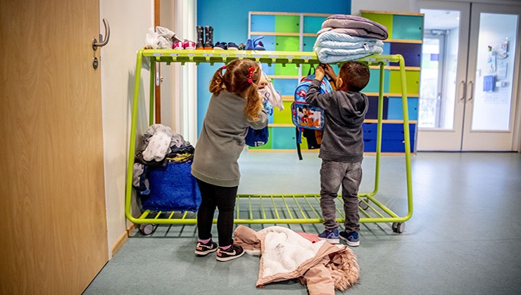 Centraal Planbureau (@cpbnl) on Twitter photo Kabinetsplan bijna gratis #kinderopvang heeft weinig effect op arbeidsparticipatie, maar vergroot kansenongelijkheid. Dat blijkt uit onderzoek van planbureaus <a href="/CPBnl/">Centraal Planbureau</a> en <a href="/SCPonderzoek/">SCPonderzoek</a>. Lees: tinyurl.com/mw8mce3n Kabinetsplan bijna gratis #kinderopvang heeft weinig effect op arbeidsparticipatie, maar vergroot kansenongelijkheid. Dat blijkt uit onderzoek van planbureaus <a href="/CPBnl/">Centraal Planbureau</a> en <a href="/SCPonderzoek/">SCPonderzoek</a>. Lees: tinyurl.com/mw8mce3n