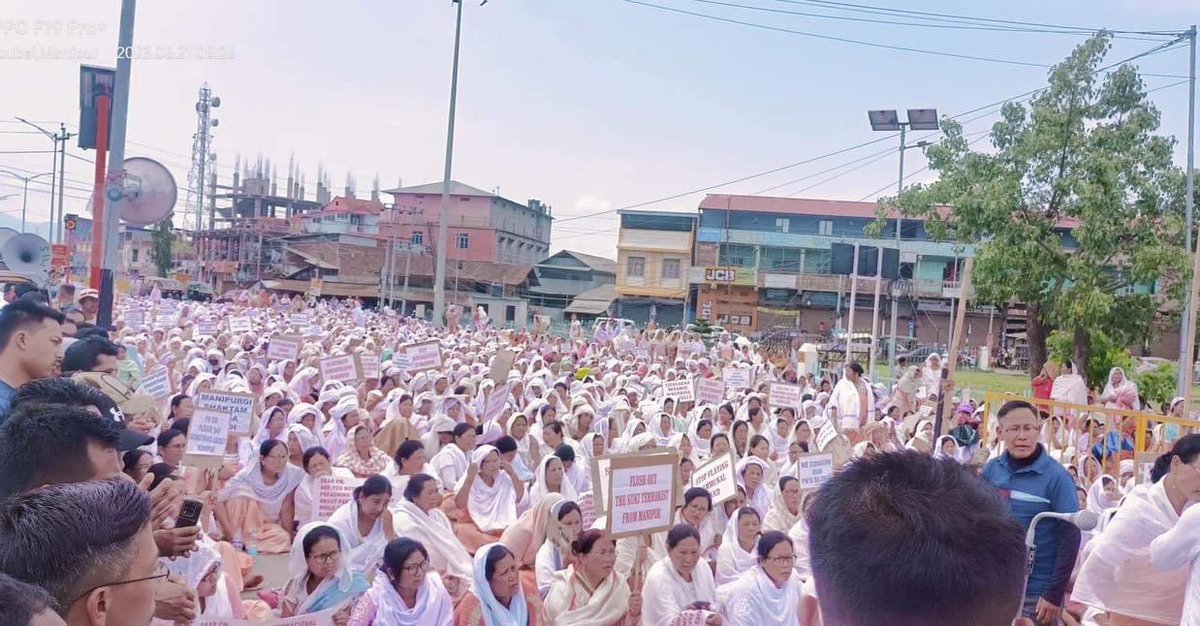 'Powerful protest by Meitei women in Thoubal, Manipur, demanding stronger action from the Central Government to address the #Manipur crisis and restore peace. #WomenVoices #DemandingChange #StandForManipur'
#ManipurRiots #manipurviolence #ManipurBurning #ManipurOnFire