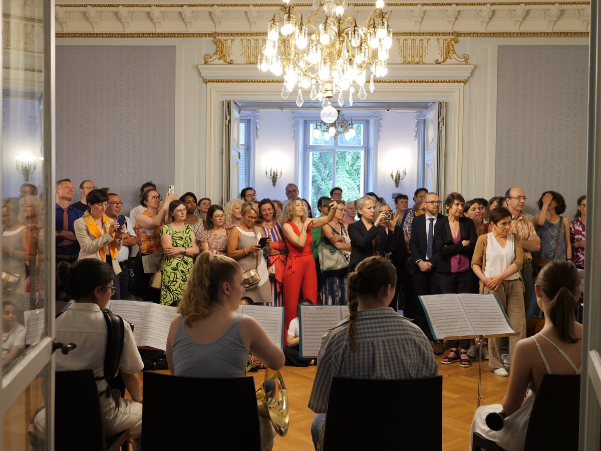 acstrasbourg's tweet photo. #Fêtedelamusique de @acstrasbourg ! 
Des élèves d'une classe à horaires aménagées musique, une chorale de collégiens, et des lycéens sont venus avec talent apporter la musique au cœur du rectorat devant les agents réunis pour ce moment de partage. Bravo à tous et merci ! https://t.co/KPH8wGrJX7