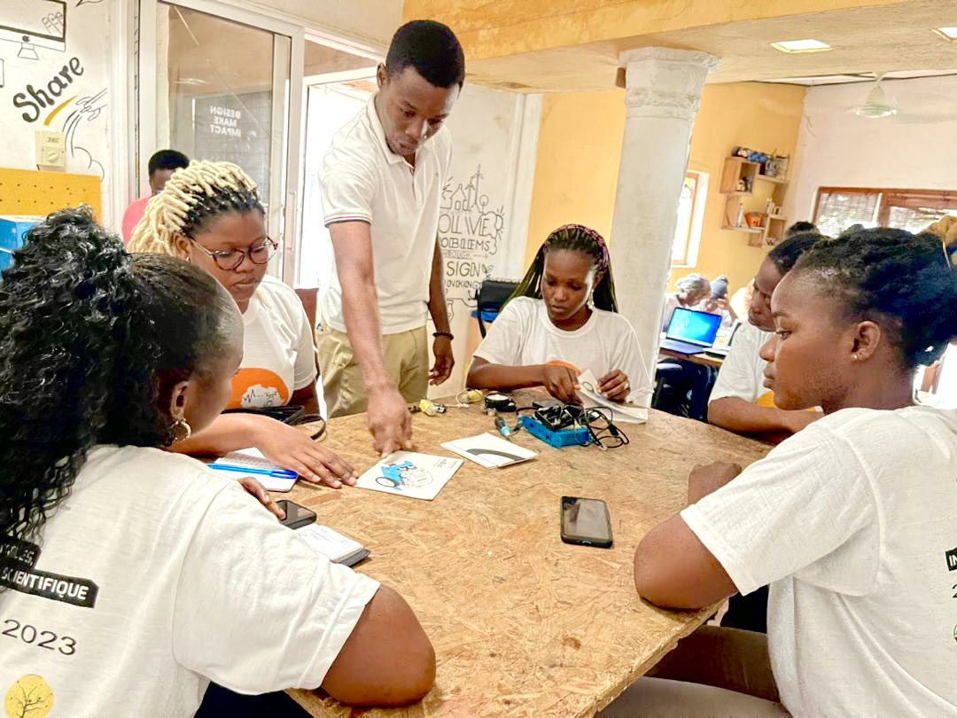 NextEinsteinFor's tweet photo. Jour 2 de l' #ASW2023 au Bénin, nous sommes à IROKO Fablab pour un atelier d'initiation au coding et à la Robotique. 20 étudiantes bénéficient de cet atelier. 👩🏾‍💻🕹️⌨️ https://t.co/0og7Nr1YMi