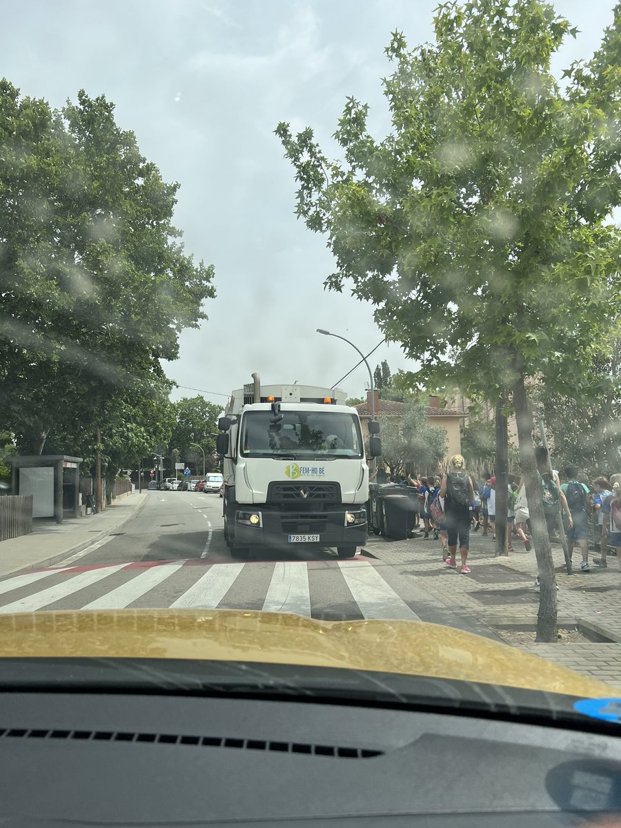 cfontpal's tweet photo. @ajbegues No tot si Val, en Direcció prohibida quan pot fer-ho en la direcció adient i a mes tallant el tràfic en hores punta https://t.co/lta2oyKcGE