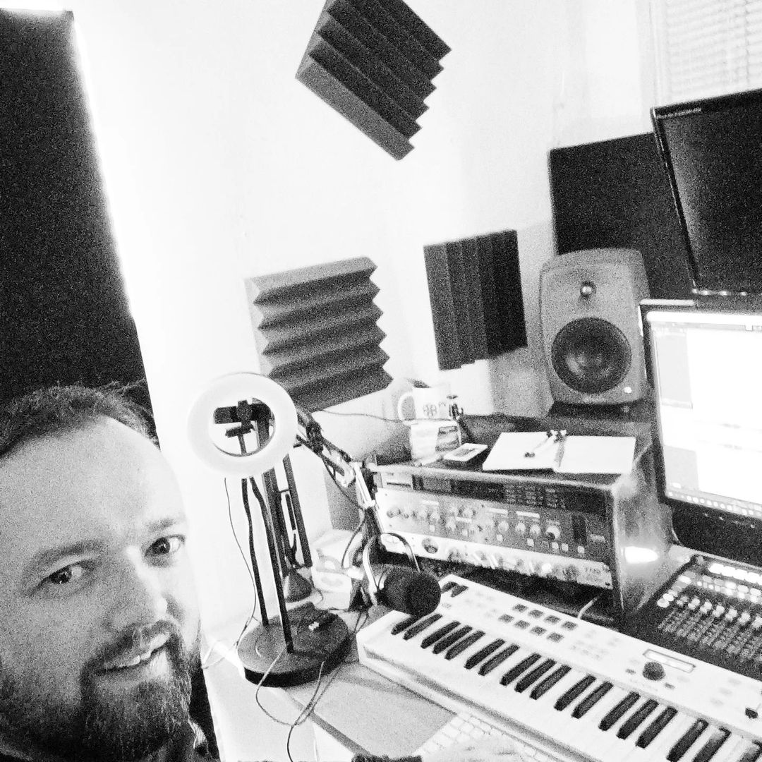 Afgelopen maanden hebben <a href="/De_Kraaien/">De Kraaien</a> en ik 3 tal van hun bestaande Kraaien liedjes mogen remixen om te zorgen dat die songs "#defqon1" waardig zijn. Zondag 25 juni is het resultaat te horen om 12:45 bij Defqon1(U.V. by <a href="/desperadosbeer/">Desperados</a> stage). #qdance