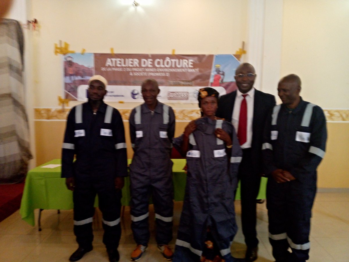Forest4dev's tweet photo. Les Équipements de Protection Individuelle (#EPI) distribués à des artisans membres des coopératives minières accompagnées par @Forest4dev dans le cadre de la mise en œuvre de la phase 2 du #ProMESS2.
@UEauCameroun @AFD_France @minmidt @EarthwormGlobal https://t.co/7MLfKPuBjy