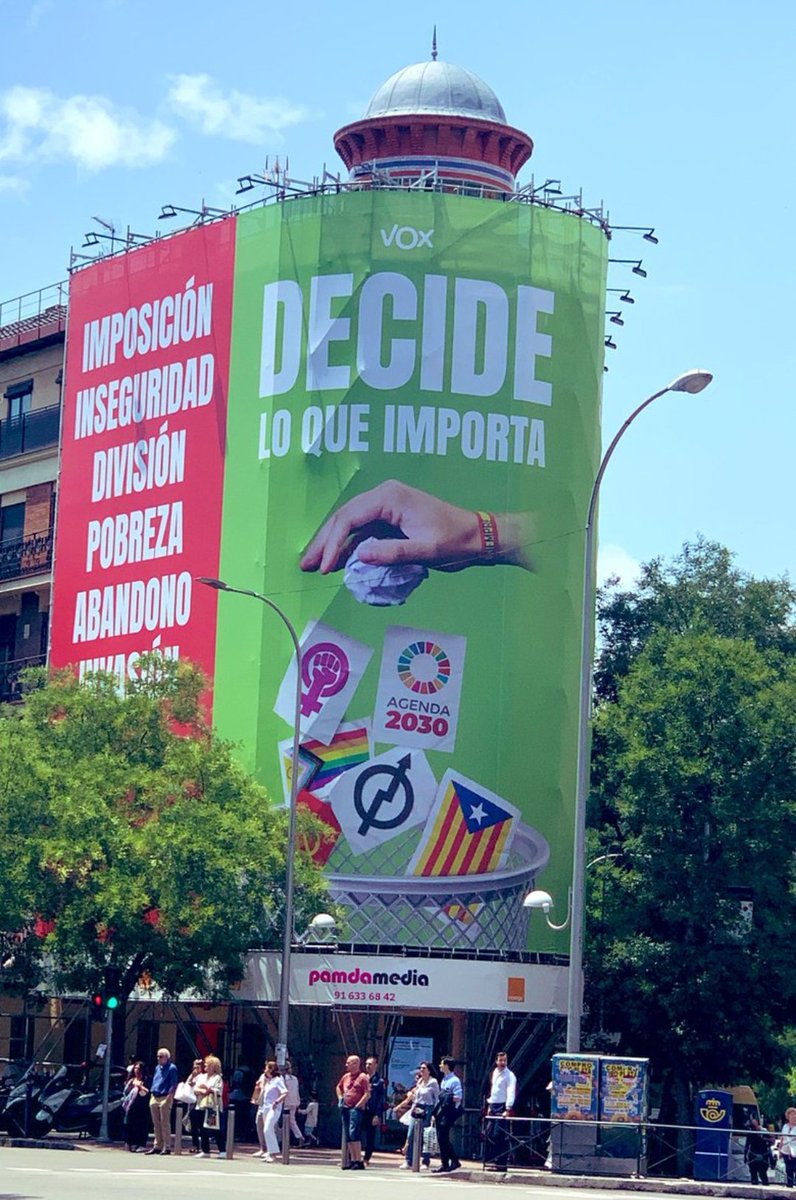 MemoriaHis's tweet photo. 1ª imagen: año 2023, España. Propaganda de VOX.
2ª imagen: un ejemplo de los numerosos carteles propagandísticos realizados por los franquistas dentro de la Guerra Civil (1936-1939).

Son los nietos de los que fusilaron a nuestros abuelos y abuelas, y no te estás dando cuenta. https://t.co/iQLYjlRP5g