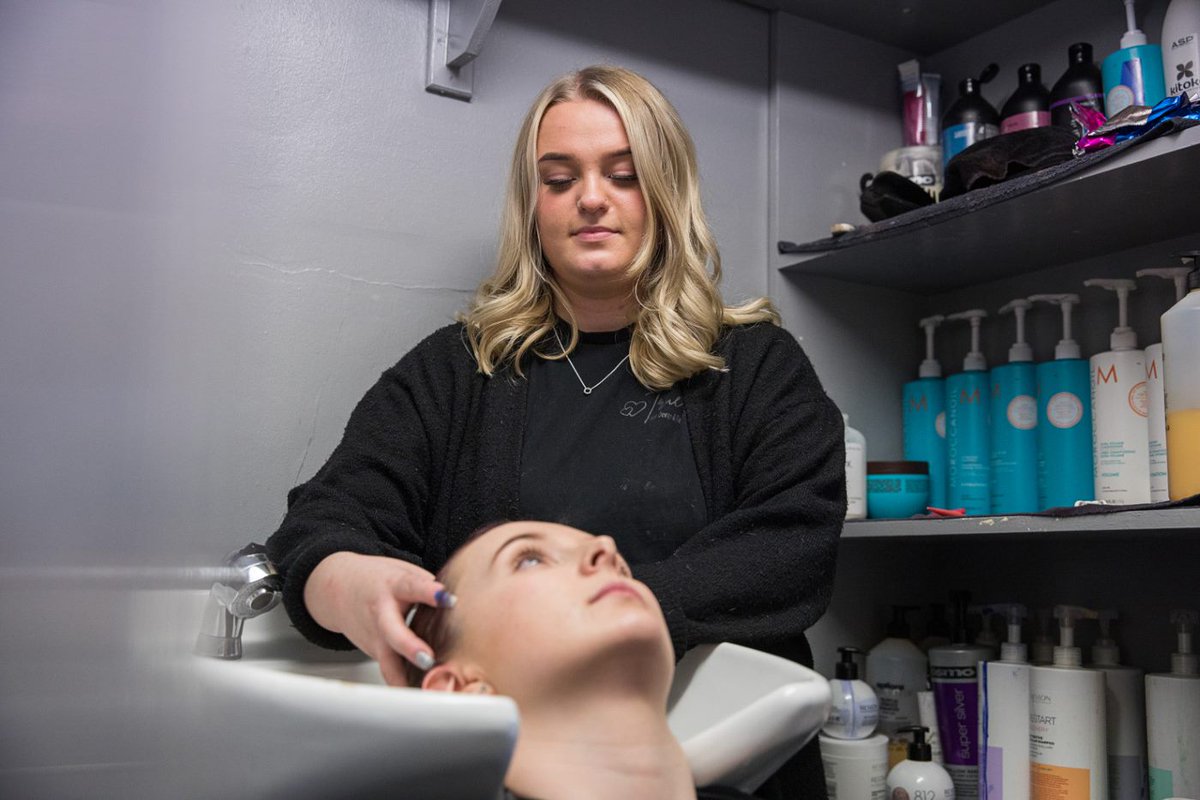 Want to work in a salon and gain a hairdressing qualification? Have a look at our hairdressing apprenticeships and apply now northamptoncollege.ac.uk/apprenticeship…
#apprenticeships #hairdressing <a href="/NorthamptonColl/">ɴᴏʀᴛʜᴀᴍᴘᴛᴏɴ ᴄᴏʟʟᴇɢᴇ</a>