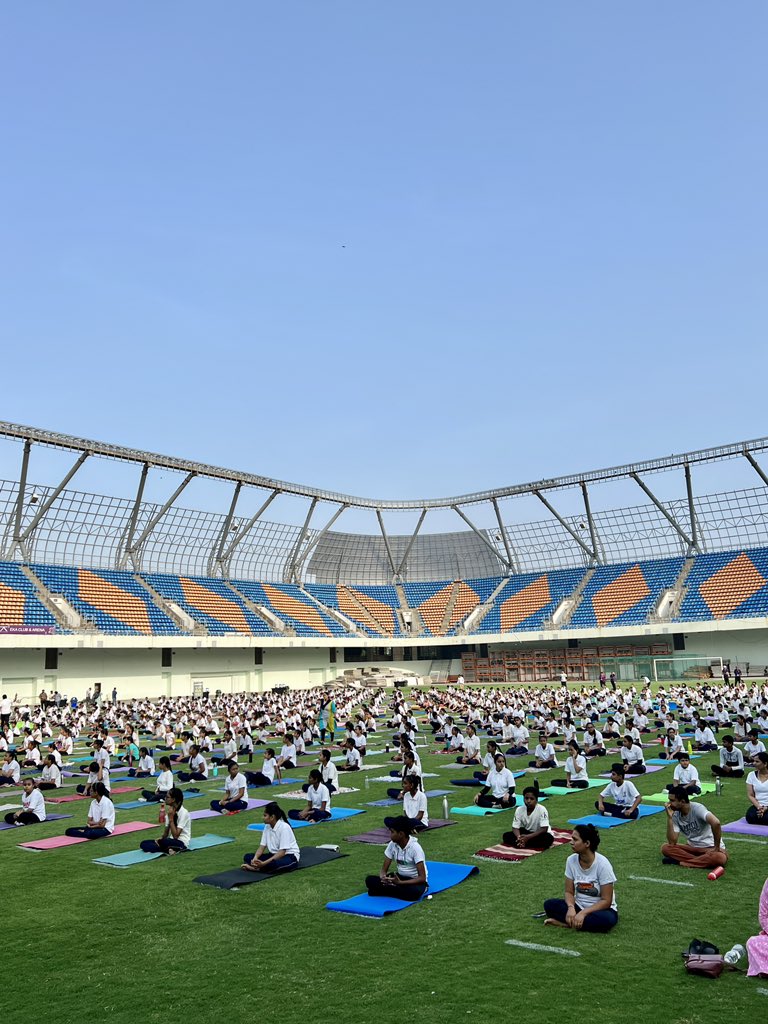 UditSheth's tweet photo. All achievements are a team effort!!
Congratulations to my team at Eka for an outstanding event this morning to celebrate the Int’l Yoga Day!!
#Transstadia #experienceeka #yoga #wellness #balance #unity https://t.co/wKvtzwdm0h
