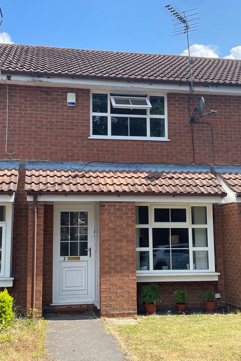 mac_reading's tweet image. **TO LET**

We are pleased to present a 2 bedroom house in Lower Earley. Located in a quiet cul-de-sac, it has a good sized garden, and would be perfect for a couple / small family.

✅£1500pcm
✅Off-road parking 
✅Available 5th August

Have a look below!
martinco.com/property/to-re…