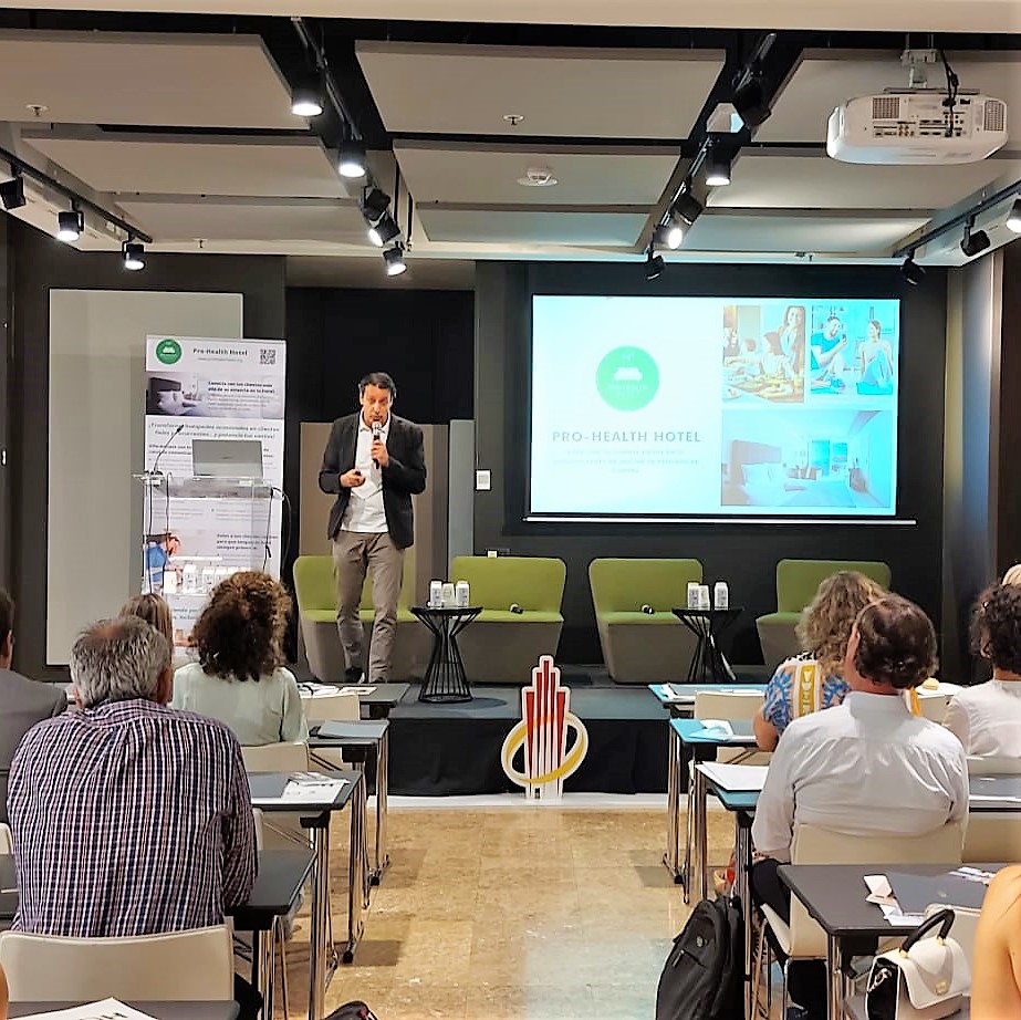 Comunidad_AEDH's tweet photo. 🙋‍♀️Seguimos con las micropresentaciones de este #HotelYSalud by @Comunidad_AEDH. Intervienen ahora @castillatermal, #ProHealthHotel, @AbadiaDeJabaga y #ABMMadrid. No es porque sean colaboradoras nuestras pero... ¡Son todas magníficas!😉
#Hoteles #Salud https://t.co/llYv97DhB6