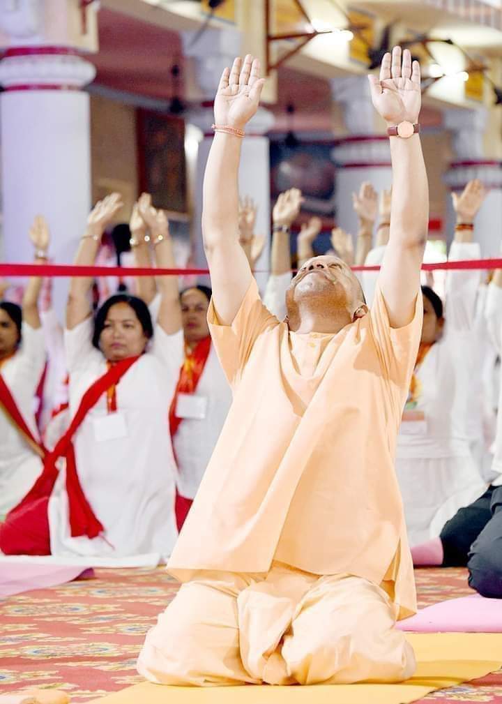 Vatankumar3's tweet photo. बुल्डोजरासन! 🥴😀
#YogaDay #YogaforOneWorldOneFamily 
#YogiAdityanath #UPCM https://t.co/FowrjcVgIk