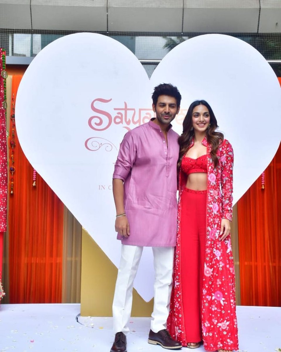 IN PICS 📸 | #KiaraAdvani and #KartikAaryan were snapped at the song launch event of '#SunSajni' from their upcoming film '#SatyaPremKiKatha' in Mumbai today 🔥🤩