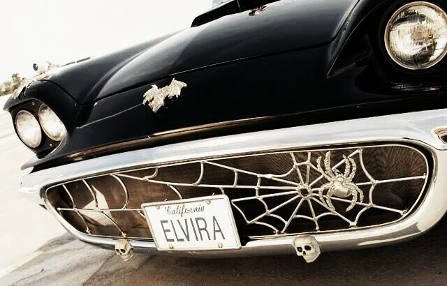 deathndhorror's tweet image. Elvira's car is a dream 🕷️🕸️🖤