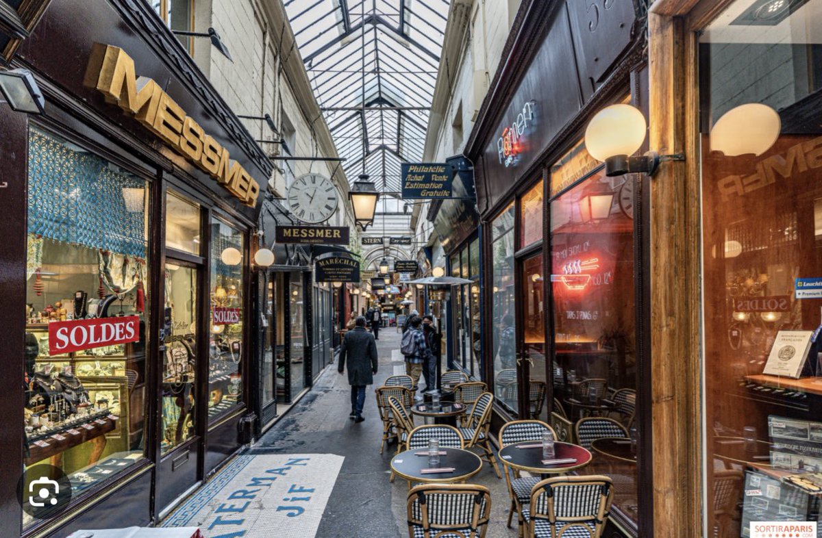 Энэ гудамжийг машингүй пассаж гудамж болгочих ллр танай хотод алга уу? 2 талын хуучин байшингуудыг нь грек загвараар сэргээн засаад парижиан дээвэр хийгээд, шилэн пасаж татаад, өвөл зунгүй амагалан алхдаг гудамж болгох юу нь ийм хэцүү бдаг бнаа? #UrbanCity #ХотыгХүндээ