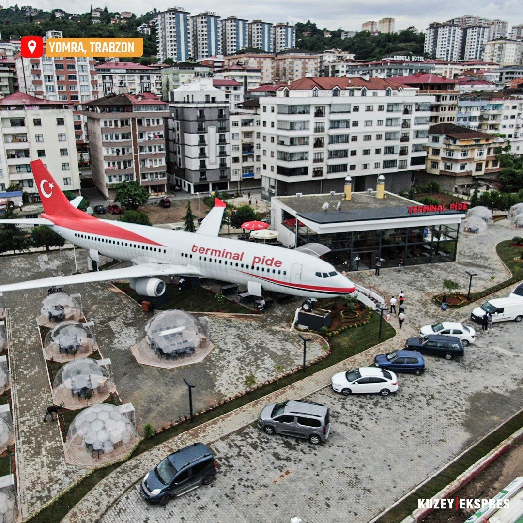 Pide Salonu Boeing 737 🍽️

🔸2018 yılında Ankara - Trabzon seferini yaparken inişte pistten çıkan TC-CPF tescilli Boeing 737 tipi uçak pide salonu oldu.

🔸B737 tipi uçak Yomra ilçesi girişine konumlandı.

🔸Açılışına Trabzon Valisi İsmail Ustaoğlu, ile belediye başkanları, ilçe…