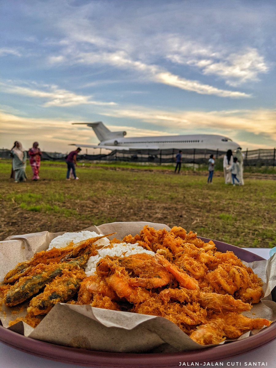 MalaysianFoods's tweet photo. Tempat makan Celup-celup Tepung RM10 berhampiran "Kapal Tarbang di tengah Sawah Padi" dekat Sekinchan, Selangor!!

Baru tahu yang Celup Tepung Viral TokBah bakal buka cawangan lagi satu pada 27/6/2023 bersamaan hari selasa dekat sekinchan. 

📍Hay Celup Tepung Selambak https://t.co/ew7XPKrsqX