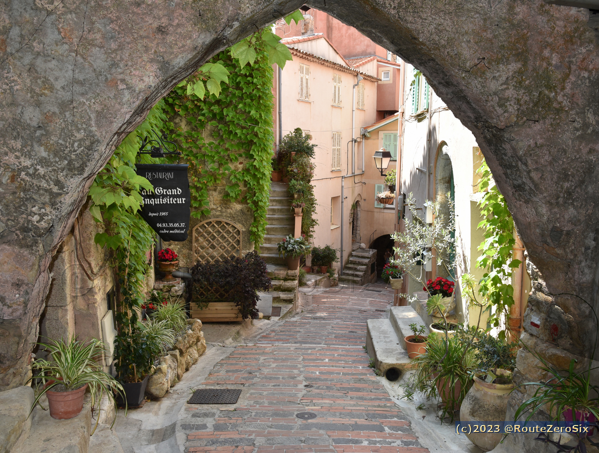 Ruelle du village médiéval de Roquebrune-Cap Martin (Côte d'Azur)  
#roquebrunecapmartin #alpesmaritimes #département06 #cotedazurfrance #nicecotedazur #magnifiqueFrance