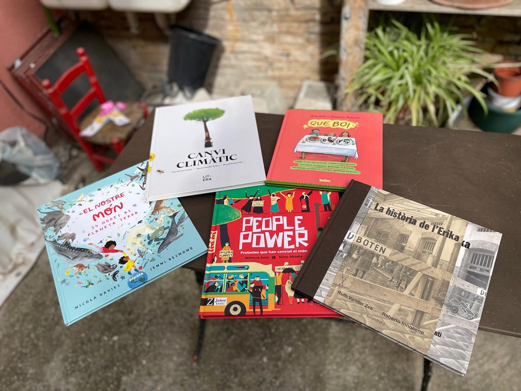 🔊 Hi ha més d'una trentena d'editorials que publiquen llibres infantils o juvenils en català. Dediquem el “Solidaris” a parlar de contes que serveixen per explicar el món. Recomanacions per passar un estiu entre llibres:
ccma.cat/catradio/alaca…