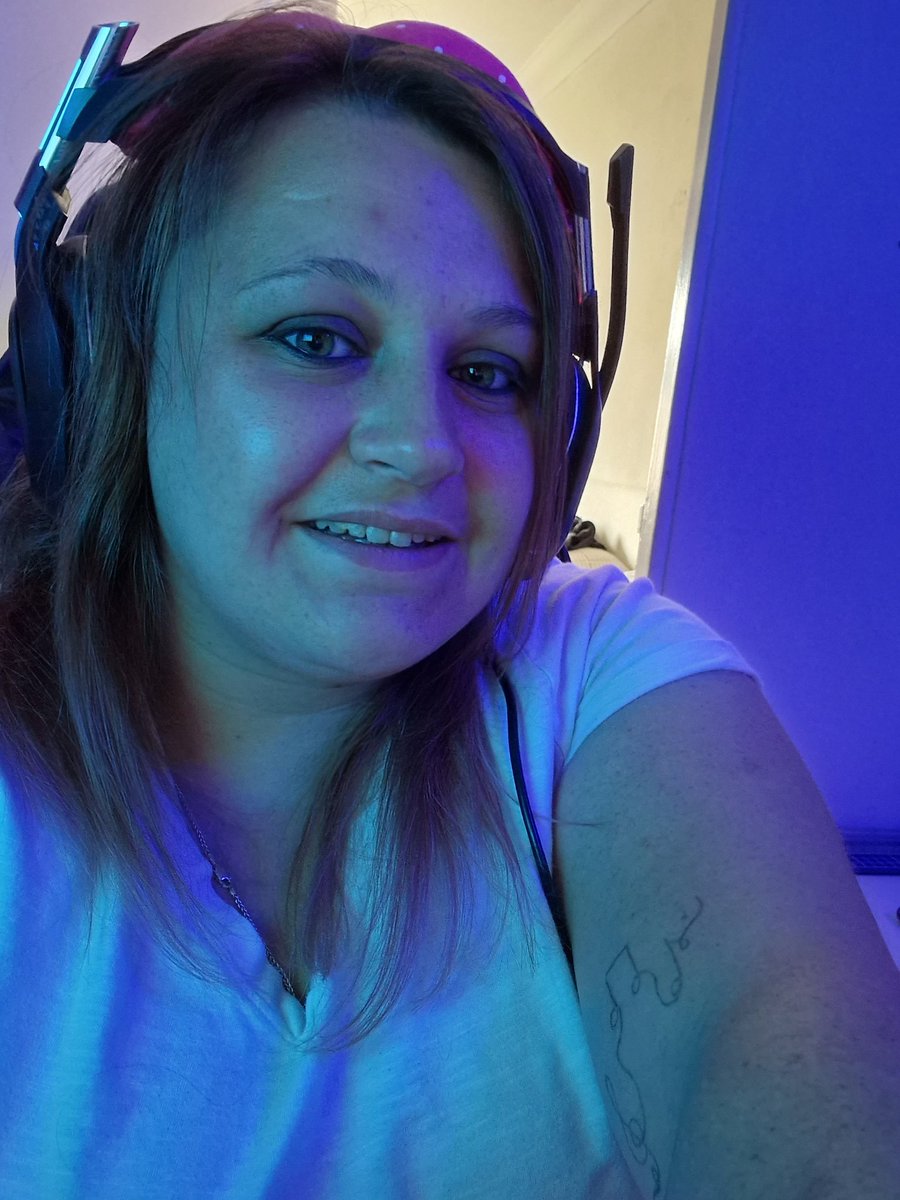 Going live at twitch.tv/allieebear93 

For some more monkey Island! 

#TwitchStreamers #girlgamer #monkeyisland #comechat #SmallStreamersConnect