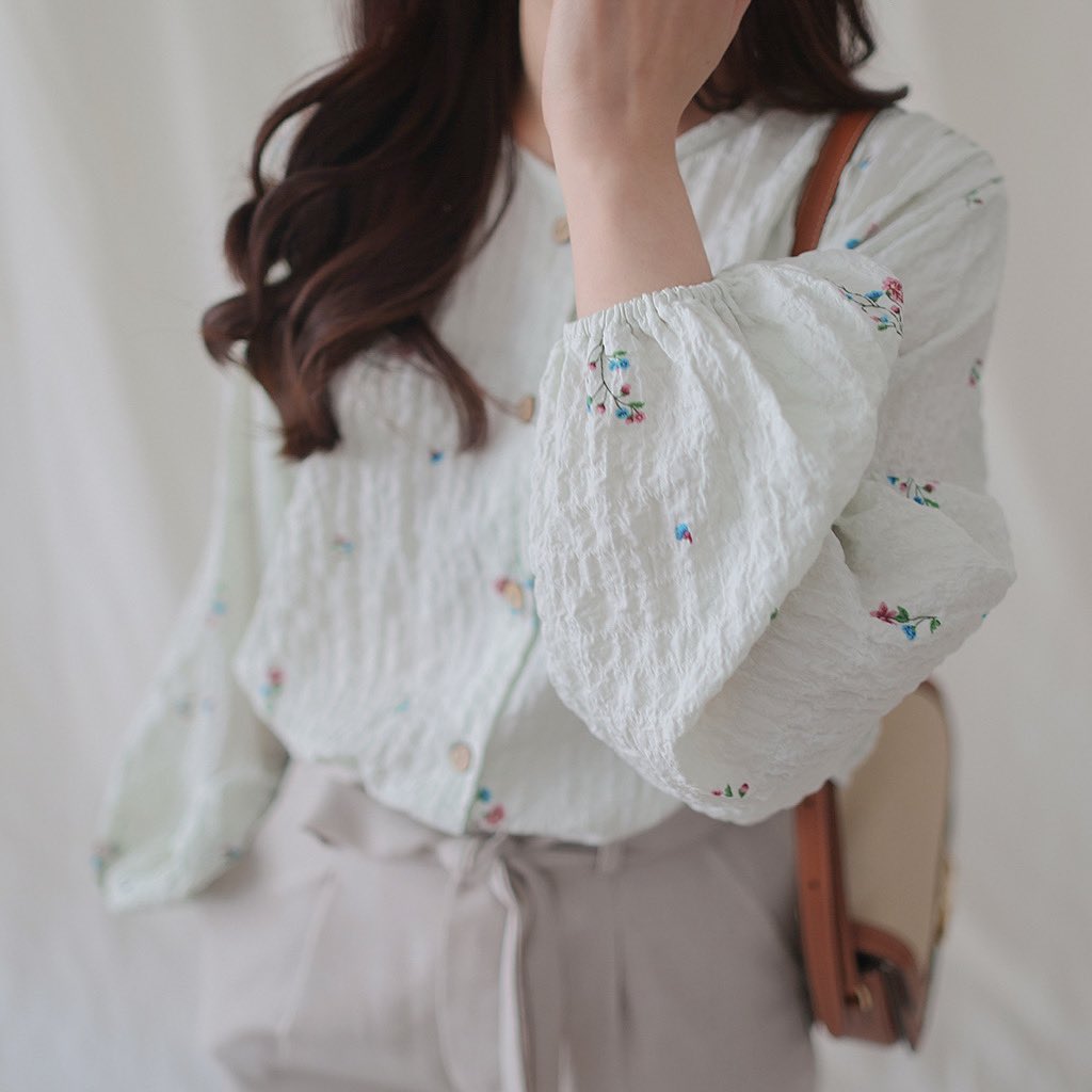 Textured blouse cantik bgeeet deh!

shope.ee/9eqUxtyHjf
