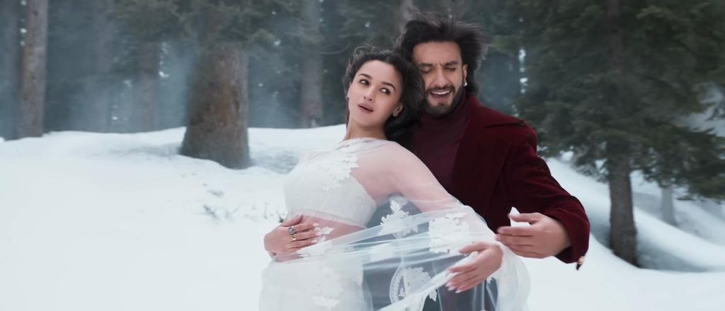 real_piyush's tweet photo. #KaranJohar shows us how it’s done with a wholesome family entertainer 🙌 OG Bollywood style! #RockyAurRaniTeaser#RockyAurRaniKiiPremKahaani 
https://t.co/xjiWBlT2ek https://t.co/C0gfUVSTcG