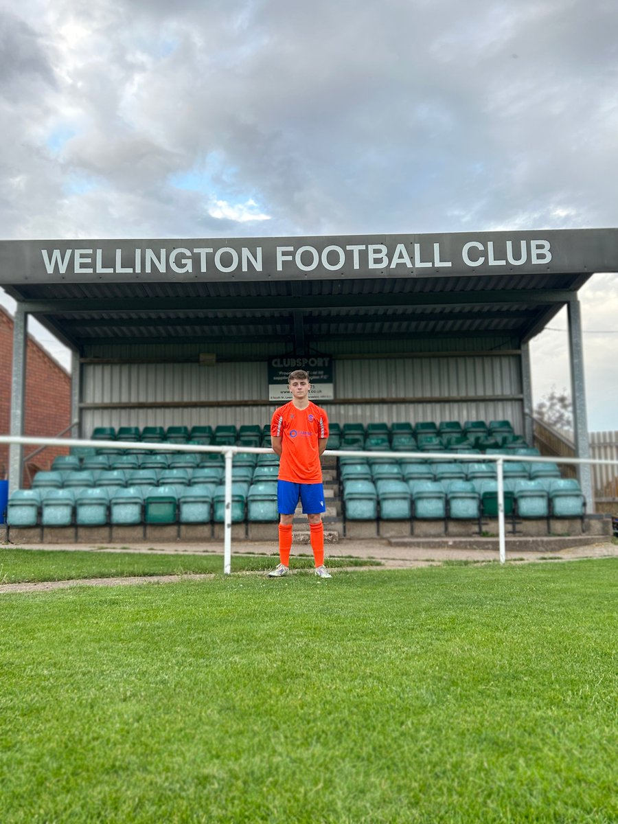 │ Freddie Fox signs for Wellington FC✍️🍊 │

We are delighted to announce the signing of Freddie to the club. Welcome Freddie!

#OneOfOurOwn #COYW #UpTheTangerines
