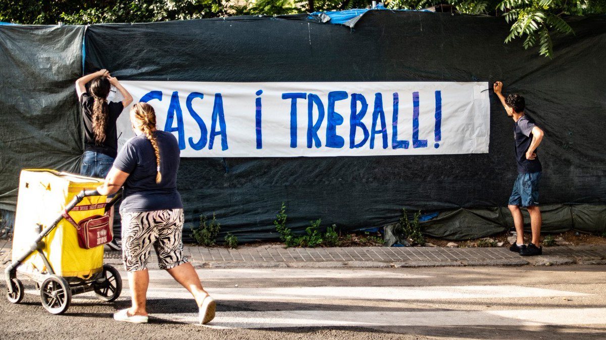AVallcarca's tweet photo. 📢 Les veïnes i veïns que viuen als assentaments de Vallcarca s'estan organitzant!

❤️ Compten amb suport veïnal, que ha suplit amb solidaritat i suport mutu l'abandonament institucional de totes aquestes famílies

🌟 Aviat hi haurà notícies!

#Vallcarca 
#PisosSiBarraquesNO https://t.co/eoYGbraM7w