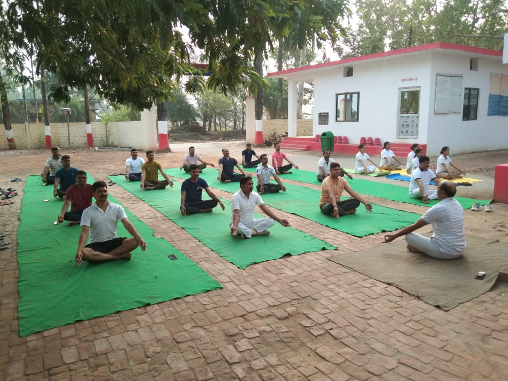 santkabirnagpol's tweet photo. 09वें अन्तर्राष्ट्रीय योग दिवस के अवसर पर पुलिस अधीक्षक @santkabirnagpol निर्देशन मे थाना दुधारा पर पुलिसकर्मियों के द्वारा योगाभ्यास किया गया व योगाभ्यास को जीवन में नियमितअपना कर स्वस्थ रहने का दिया संदेश । #UPPolice #InternationalYogaDay2023 https://t.co/4olvoyhPaz