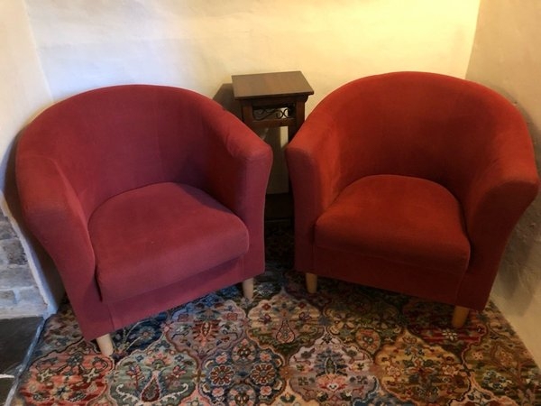 OFFER: Pair red tub chairs (EX31) ilovefreegle.org/message/100268…