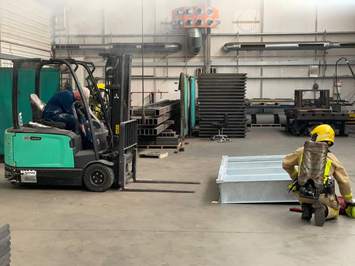 SFRS_GST's tweet image. 2-2 Team work from crews resulted in 6 simulated casualties rescued @RuthLeeLtd 👏🏻 Good display of command decisions and #HazMat advice ☠️ Accident resulting in leak of Argon gas 💨 Training to achieve #OperationalExcellence ✅ Team strive to try and provide #RealisticTraining 👨🏻‍🚒