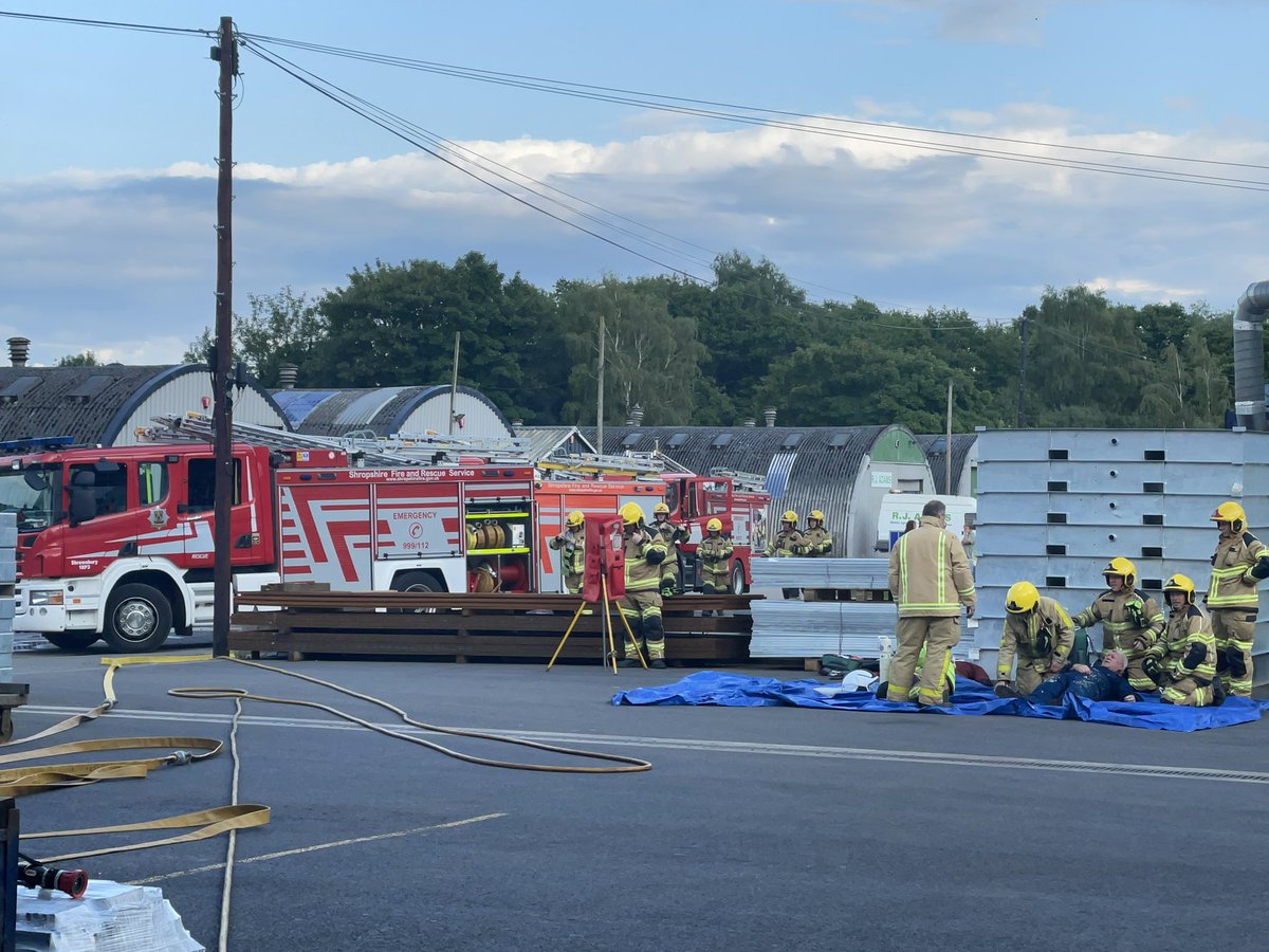 SFRS_GST's tweet image. 2-2 Team work from crews resulted in 6 simulated casualties rescued @RuthLeeLtd 👏🏻 Good display of command decisions and #HazMat advice ☠️ Accident resulting in leak of Argon gas 💨 Training to achieve #OperationalExcellence ✅ Team strive to try and provide #RealisticTraining 👨🏻‍🚒