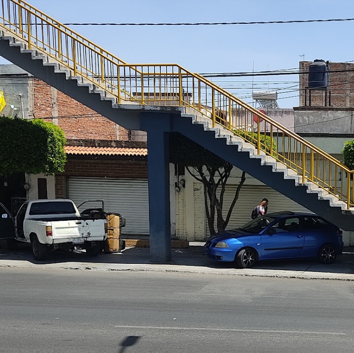 elKafkarrabias's tweet photo. sabia que los puentes antipeatonales🚷 eran para no incomodar a los automovilistas pero darles sombra☂️ a sus cochecitos?! 

...solo en #leon https://t.co/J0gKzQxUUl