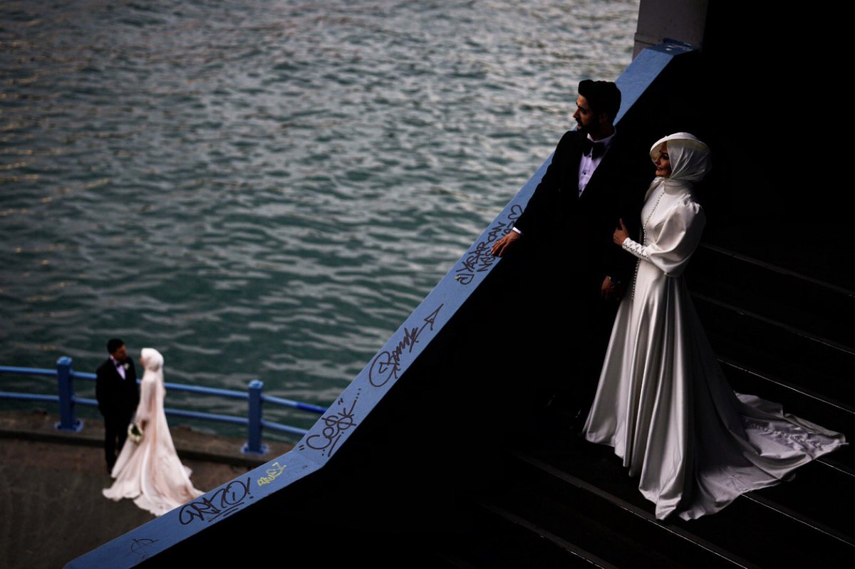khalil_hamra's tweet photo. Young couples pose for a photo session at Galata bridge in Istanbul, Turkey, Tuesday, June 20, 2023. (Khalil Hamra) #turkey #istanbul #khalilhamra #dailylife #photooftheday #photojournalism #lifestyle #photography https://t.co/ErmQcCj4KV
