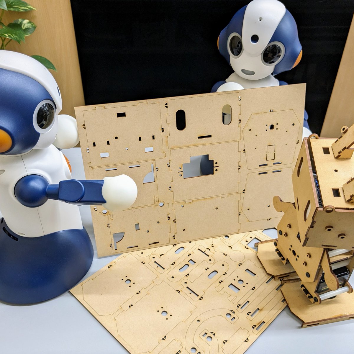 robot_shop's tweet image. 2枚分のMDFを組み合わせて、学習用ロボットが作れます。
ArduinoIDEでコントロール可能なロボット「ピッコロボIoT」
シンプルな軸構成で2足歩行を実現しています
完全なる初心者向けではないのでご注意ください
#ArduinoIDE #ピッコロボ #IoT #プログラミング #学習 #工作 #サーボ #二足歩行…