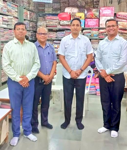MCCIA_Pune's tweet photo. गेली अनेक वर्षं, @MCCIA_Pune हे #पुणे आणि परिसरातील विविध उद्योगांच्या भरभराटीसाठी कार्यरत आहे. 

MCCIA च्या कक्षा विस्तरण्याच्या दृष्टीनं नुकतीच आमची टीम #सातारा आणि #सोलापूर येथील उद्योजकांना भेटून आली.

याबद्दलची अधिक माहिती, लवकरच....
#म https://t.co/g04wzbfddY