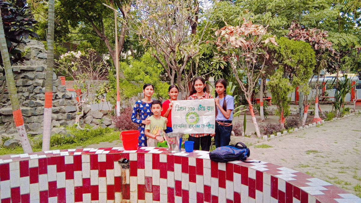 RiyaSinha15264's tweet photo. Watering drive...🍀🌿🌴🍃🌱🌳
Save our nature
 #mission100croretree #plantmoretree @BeeAsMarine @climate_mission @worldgreendlp  @nywolforg  @Environment_Ke @GottliebWKeller  @ravishndtv @Sdg13Un @SDGaction @memeghasood  @MyEarthMyAction @NaturePortfolio  @mission100cr https://t.co/qhG2b43OkA