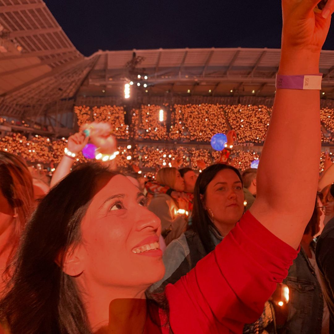 🪐🎸'Thank you so much for the opportunity (...) It was honestly the experience of a lifetime!!' WINNER of our @coldplay competition, Nadia. THANK YOU to @coldplay for their commitment to @CleanerSeasGp and many other environmental causes they support: coldplay.com/emissions-upda…