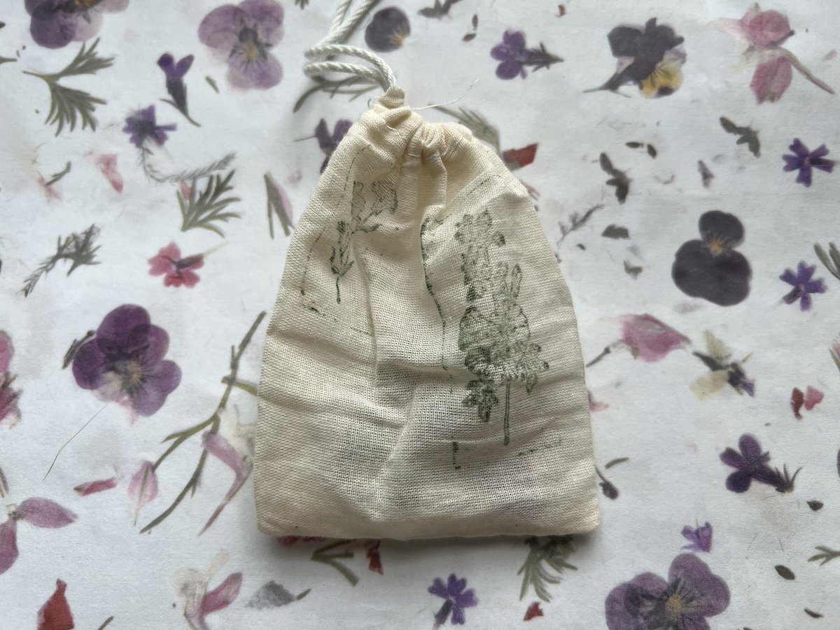 IvyLocketShop's tweet photo. Most jewelry such as earrings, come in muslin or organza pouches. The muslin pouches are hand stamped! https://t.co/vZNjzfG1x6