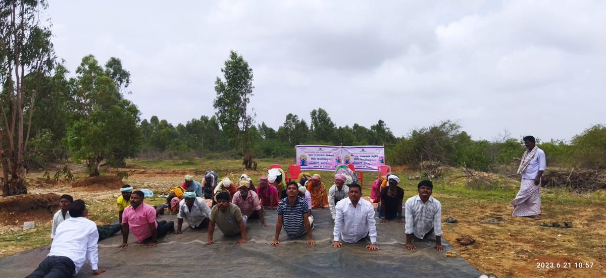 challakeretp's tweet photo. ಅಮೃತ ಸರೋವರ ಕಾಮಗಾರಿ ಸ್ಥಳದಲ್ಲಿ ಯೋಗ ದಿನಾಚರಣೆ.
 ಮಾನ್ಯ ಕಾರ್ಯನಿರ್ವಾಹಕ ಅಧಿಕಾರಿಗಳಾದ ಶ್ರೀ ಹೊನ್ನಯ್ಯ ಜಿ ಕೆ ರವರು ಪಾಲ್ಗೊಂಡು ಕಾರ್ಯಕ್ರಮ ಯಶಸ್ವಿ ಗೊಳಿಸಿದ ಶುಭ ಸಮಯ.
ಸಾಣಿಕೆರೆ ಗ್ರಾಮಪಂಚಾಯಿತಿ
ಚಳ್ಳಕೆರೆ ತಾಲ್ಲೂಕು
ಚಿತ್ರದುರ್ಗ ಜಿಲ್ಲೆ https://t.co/JvA82CMqr7