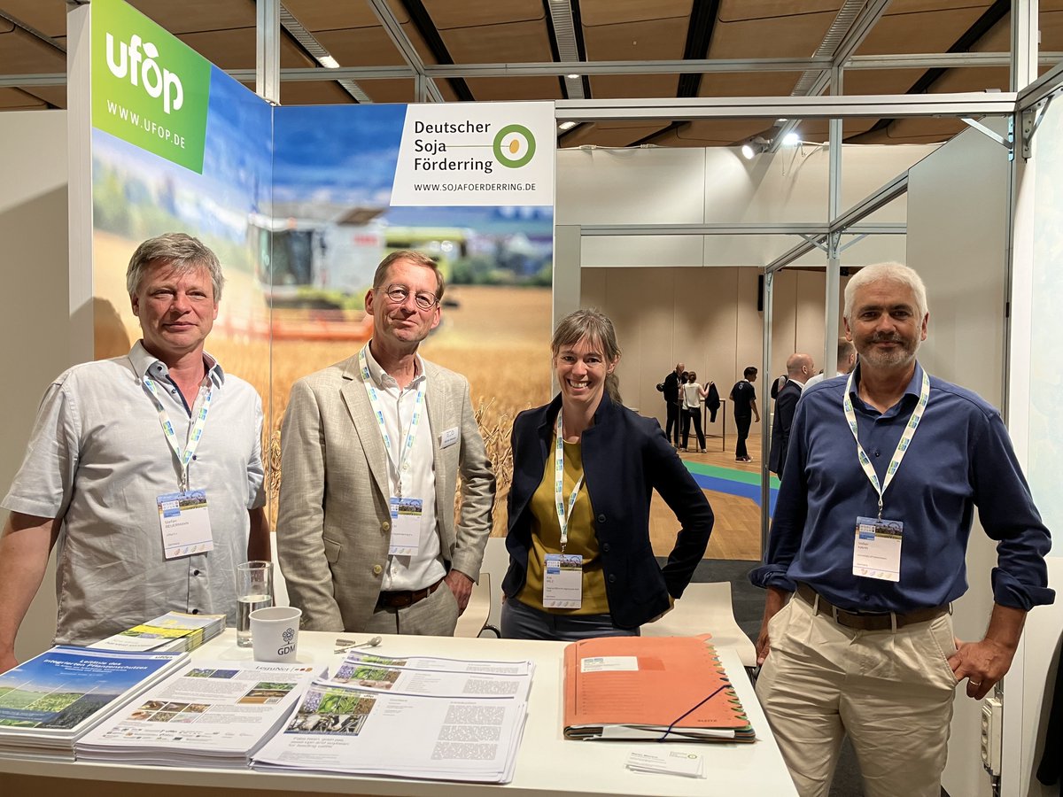 ufop_de's tweet photo. Internationaler Austausch und Information stehen fรผr uns in dieser Woche in Wien bei der World Soybean Research Conference 11 #WSRC11 auf dem Programm. Im Bild: Stefan Beuermann (UFOP/LeguNet) mit Martin Miersch (Sojafรถrderring) Eva Milz (BLE) und Dr. Volker Hahn (Uni Hohenheim). https://t.co/kXOkyOEjfl
