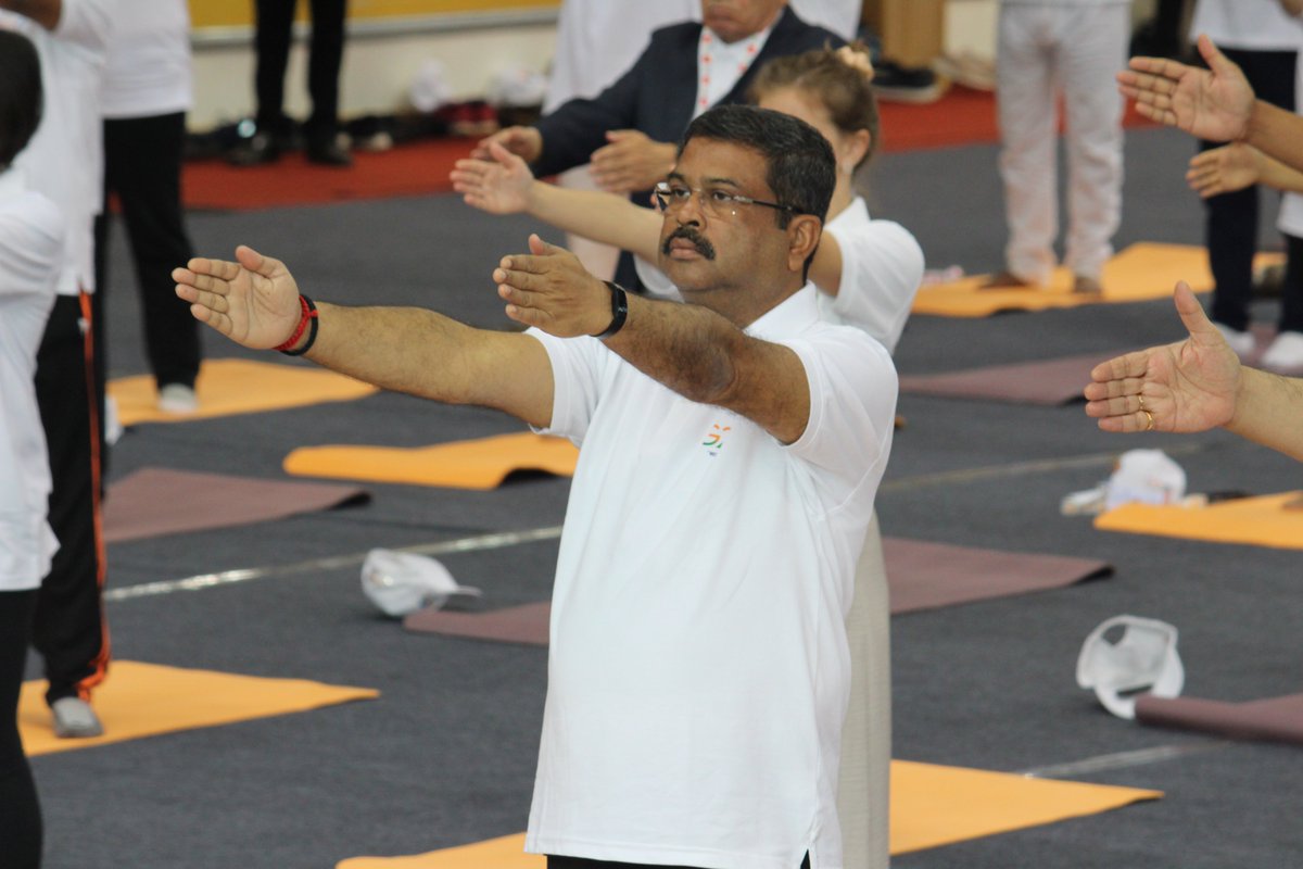 G20edu_Pune's tweet photo. Union Education Minister Dharmendra Pradhan, Maharashtra's Minister for Higher &amp; Technical Education Chandrakant Patil, and Savitribai Phule Pune University's Vice Chancellor, Dr. Suresh Gosavi participated in #InternationalYogaDay celebrations
@g20org https://t.co/hYa5lh3jKc
