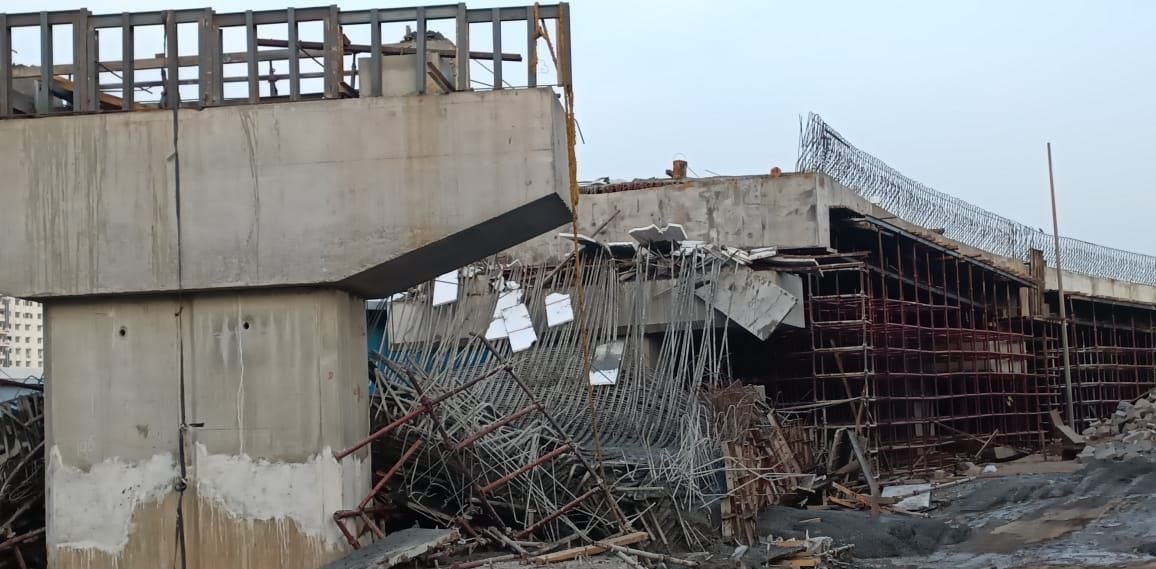 ians_india's tweet photo. At least 8 workers were injured when a portion of a ramp of an under-construction #FlyoverCollapsed in #Hyderabad in the wee hours. 

The condition of one of the injured is stated to be critical. Police said the accident occurred when workers were laying slabs over the pillars. https://t.co/bYWoUx88MU