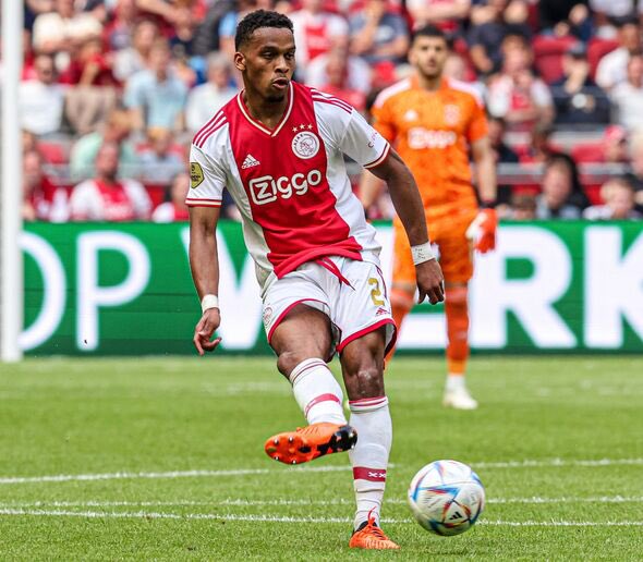 🔴⚪️ | TRANSFERS: Arsenal to beat rivals to Timber signing.

📰: According to The Mirror’s (@MirrorFootball) Matthew Cooper, Arsenal look set to beat Man United and Liverpool to the signing of Dutch defender Jurrien Timber. 

🖊️ Cooper: “Both Liverpool and Manchester United have…