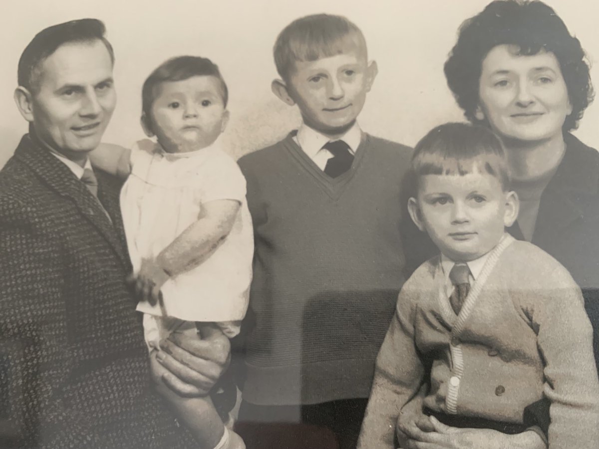 Garry Owen (@owen_garry) on Twitter photo Cafodd Max Soroka ei eni yn Ivanofrankiesk yn Wcrain .
Ond ar ol dianc rhag y Natsiaid a chyfundrefn yr Undeb Sofietaidd daeth i Abertawe a phriodi Ann Jones o Ystradgynlais.
A hithe’n wythnos ffoaduriaid mae Ann yn dweud eu stori wrthai
#DrosFrecwast <a href="/BBCRadioCymru/">Radio Cymru</a> Cafodd Max Soroka ei eni yn Ivanofrankiesk yn Wcrain .
Ond ar ol dianc rhag y Natsiaid a chyfundrefn yr Undeb Sofietaidd daeth i Abertawe a phriodi Ann Jones o Ystradgynlais.
A hithe’n wythnos ffoaduriaid mae Ann yn dweud eu stori wrthai
#DrosFrecwast <a href="/BBCRadioCymru/">Radio Cymru</a>