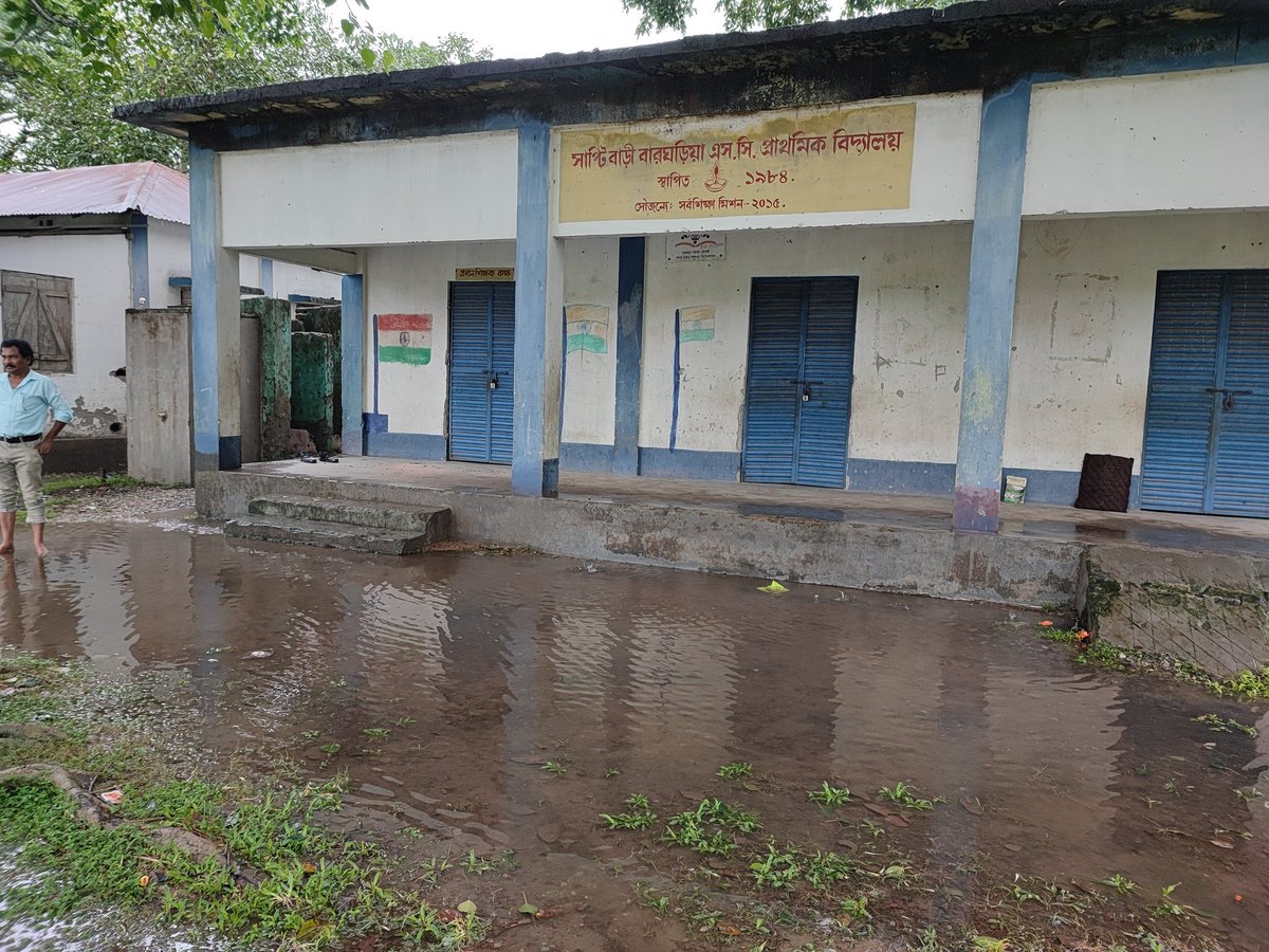 Nur53252091's tweet photo. Urgent Complaint: Deteriorating Conditions at Saptibari Baraghariya S.C Primary School,735224
@BanglarShiksha @MamataOfficial @EduMinOfIndia @basu_bratya
Monsoon water accumulation poses hazards. Cows tied up in school! 
Children's education is at stake! Immediate action needed! https://t.co/1J3hX37ON2