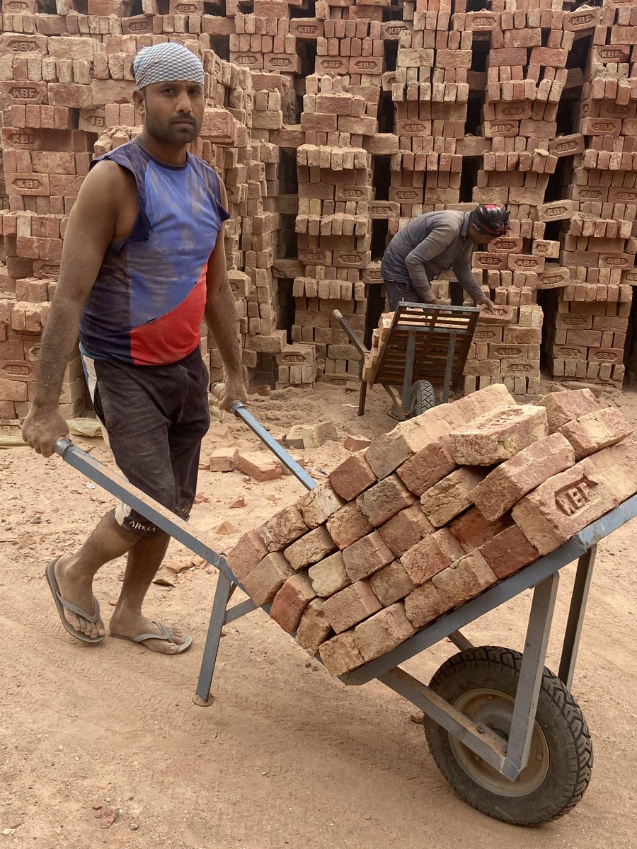 ClimateAgendaa's tweet photo. We visited a brick kiln in #Lakhimpur (U.P), this brick kiln is using #biocoal/gulla as a fuel source, fuel mix comprises 90% bio coal. The cost of gulla is less, it has helped reduce pollution at the source & the quality of bricks is maintained. #Buniyaad #cleanfuel #brickkiln https://t.co/yttx4gBY0q