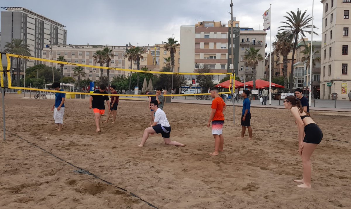 L'alumnat de 3r d'ESO ha jugat a voleibol a la platja de la Barceloneta.
