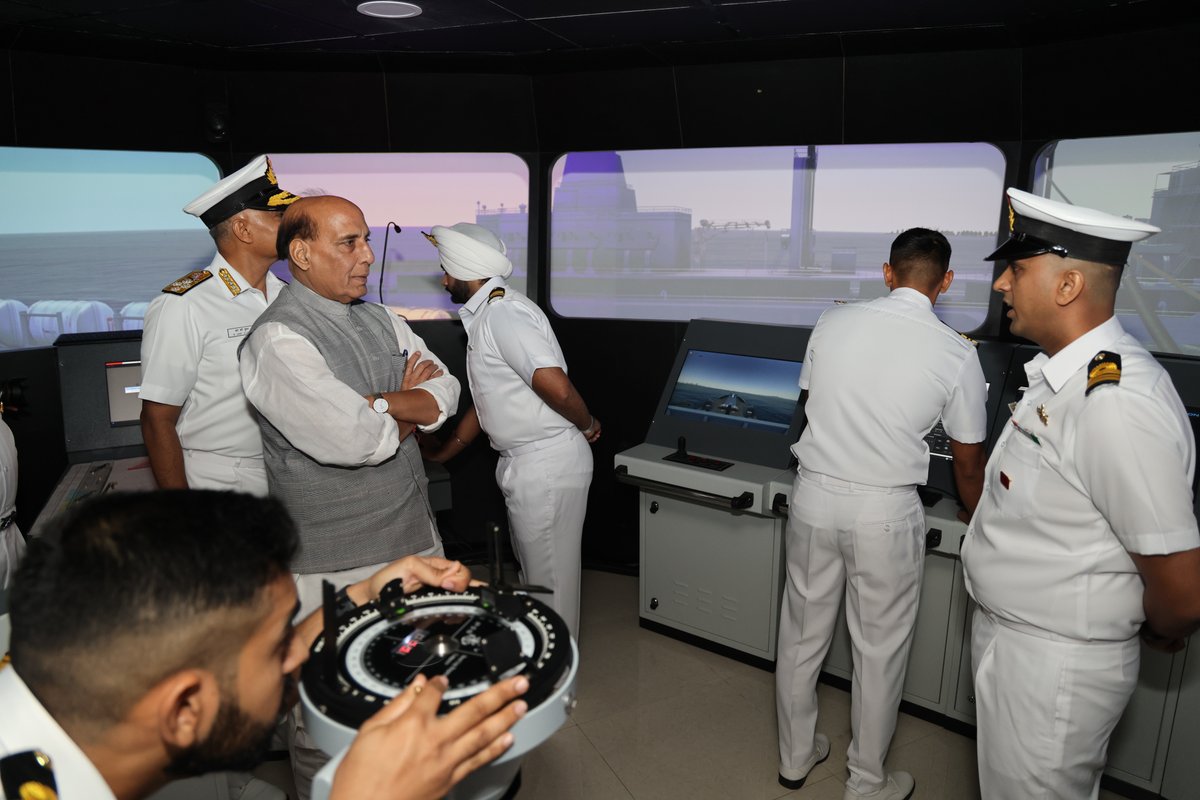 Raksha Mantri Shri @rajnathsingh, today inaugurated Integrated Simulator Complex ‘Dhruv’ at Southern Naval Command, Kochi to enhance practical training of @indiannavy personnel.
Read for more: pib.gov.in/PressReleasePa…
@DefenceMinIndia 
@giridhararamane 
@PIB_India